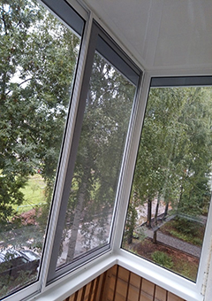 Раздвижное остекление П-образного балкона в хрущевке с внешней отделкой - фото 13